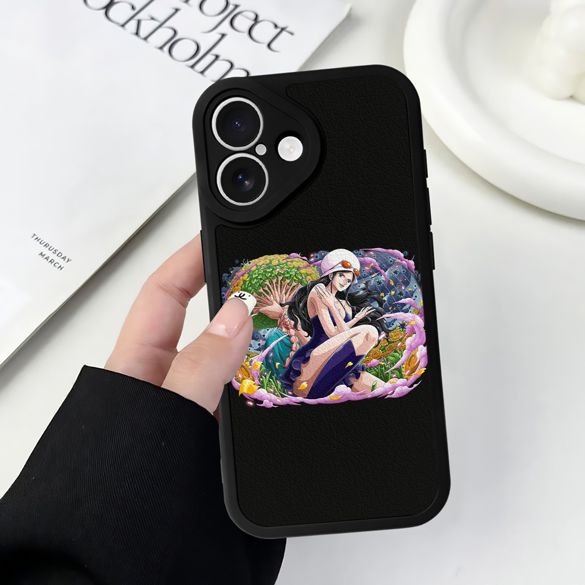 （画像用） ワンピース ニコ・ロビン ONE PIECE Nico Robin 【iPhone 16シリーズ対応】シリコンスマホケース（レザー調） 材質：シリコン